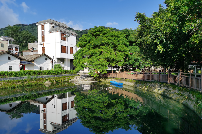 從化南平村是“中國美麗休閑鄉(xiāng)村”，水塘生態(tài)修復示范項目，通過小微水體整治工程，優(yōu)化農(nóng)村人居環(huán)境，擦亮農(nóng)村“顏值”，打造區(qū)域鄉(xiāng)村水塘治理的典范。